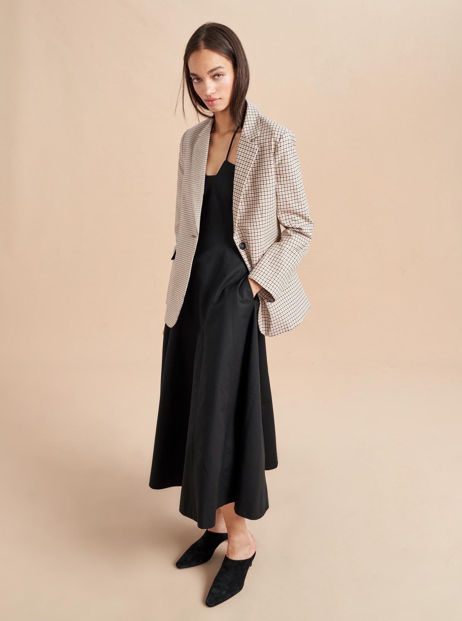 As transitional as it is versatile, our Devon Blazer is the perfect modern yet classic jacket that everyone needs in their wardrobe. Match it back to it's namesake trouser, marry it back to denim or drape or over a dress - but with it's blocked plaid scales it's the jacket that will always feel fresh and the one you will reach for come spring or fall.