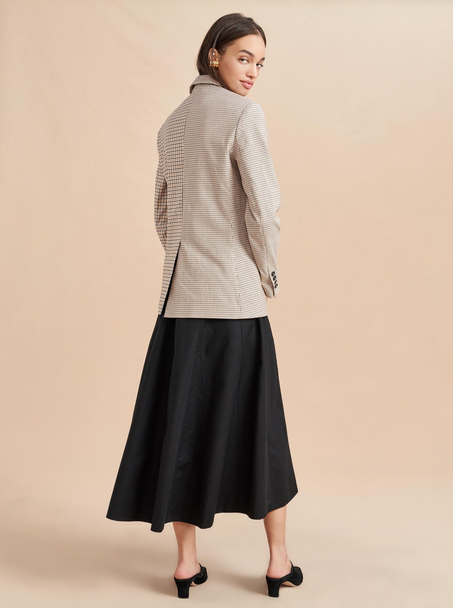 As transitional as it is versatile, our Devon Blazer is the perfect modern yet classic jacket that everyone needs in their wardrobe. Match it back to it's namesake trouser, marry it back to denim or drape or over a dress - but with it's blocked plaid scales it's the jacket that will always feel fresh and the one you will reach for come spring or fall.