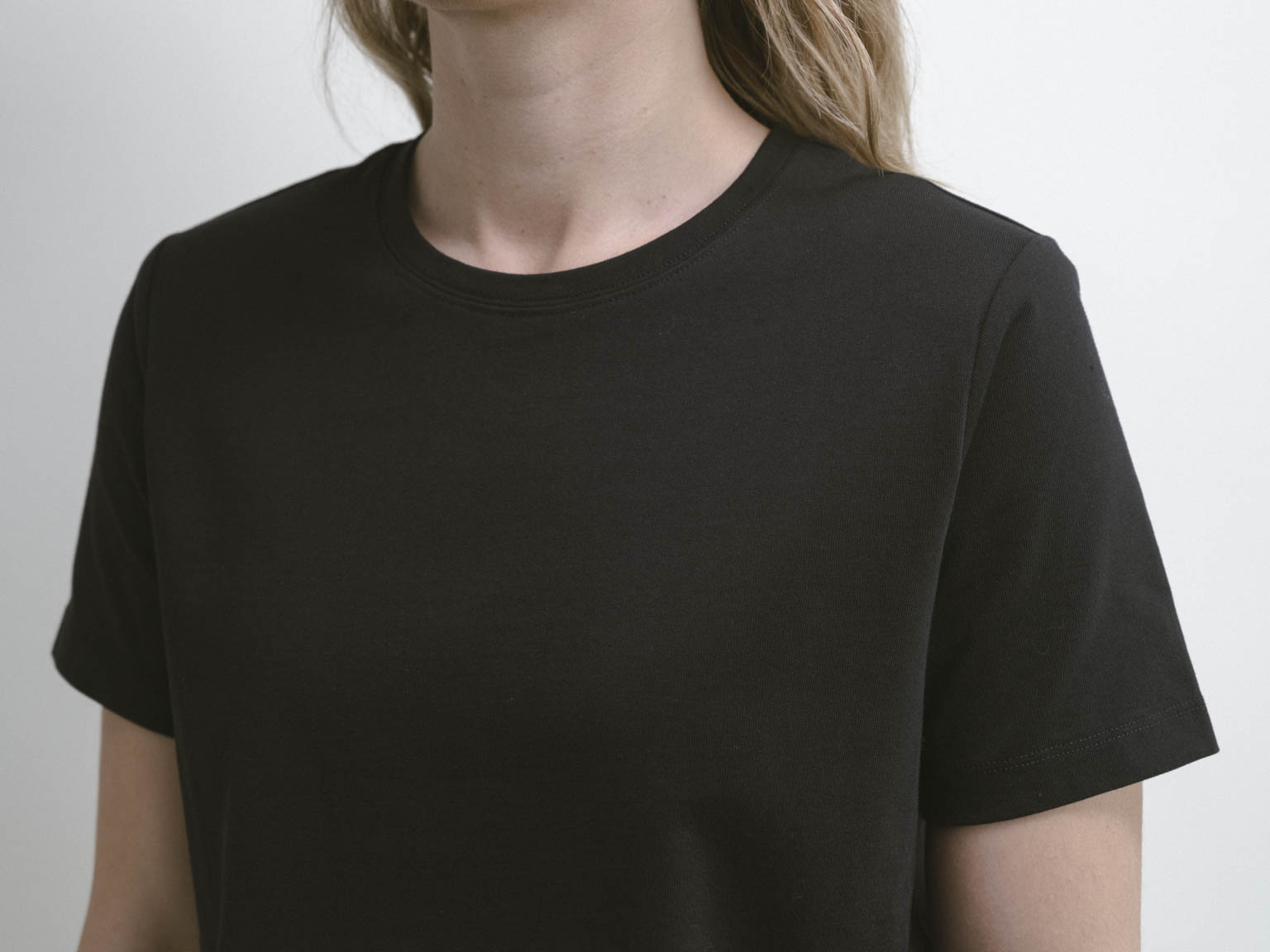 Lively Shoulder Tee | Black