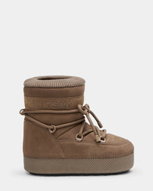 The Rudsak MACE S - 8224543 Camel is a tan suede women's short moon boot with thick ribbed ankle padding, faux fur lining, decorative crisscross laces, and a textured rubber sole. 