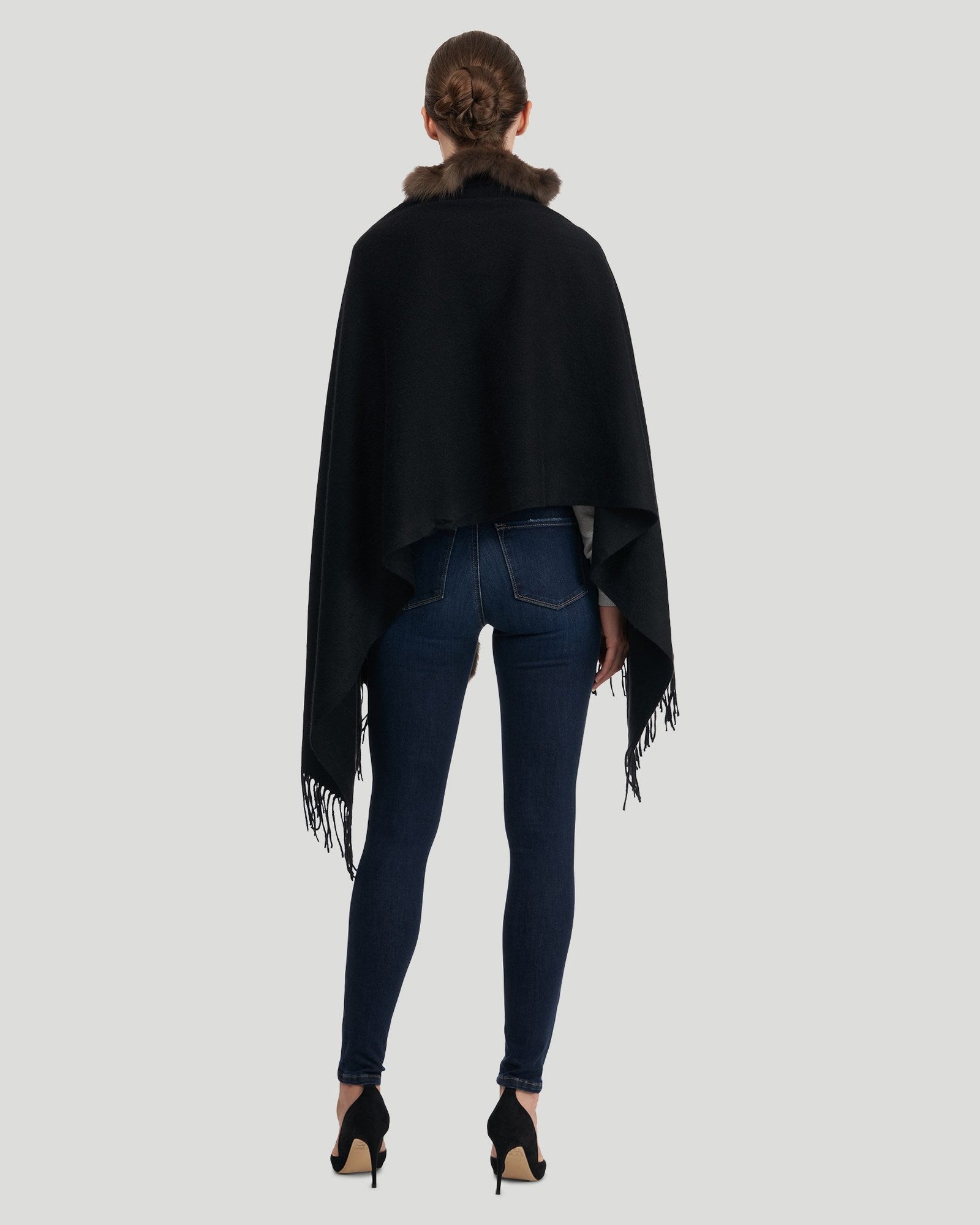 Knit Ruffle Cashmere Stole With Sable | Women | Black x Uptone